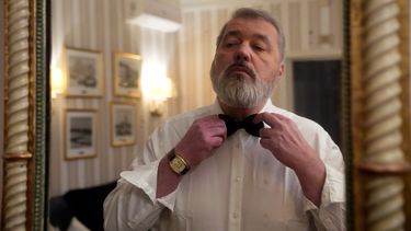 El ganador del Premio Nobel de la Paz Dmitry Muratov de Rusia se arregla para el banquete en su habitación de hotel en Oslo, Noruega.