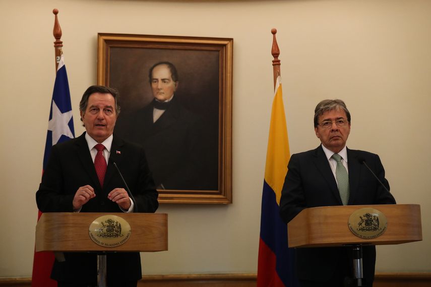El canciller de Chile, Roberto Ampuero, y su homólogo de Colombia, Carlos Holmes.