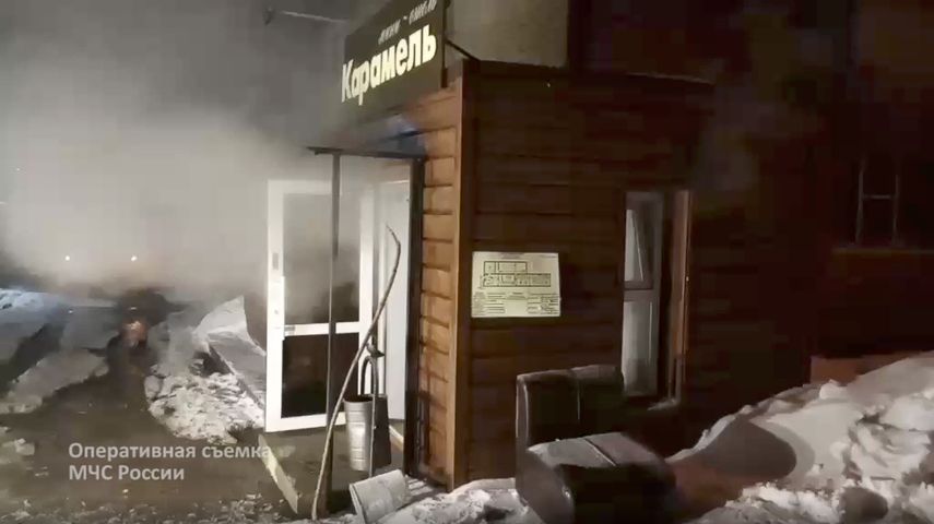 En esta imagen extra&iacute;da de un video y proporcionada por el servicio de prensa del Ministerio ruso de Emergencias, una imagen de un hotel de nueve habitaciones, situado en el s&oacute;tano de un edificio residencial y que se inund&oacute; con agua hirviendo tras romperse una tuber&iacute;a en Perm, Rusia, el lunes 20 de enero de 2020.
