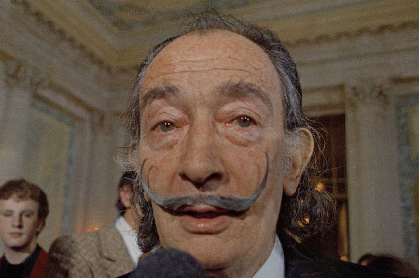 En esta foto de archivo del 21 de mayo de 1973 el pintor surrealista espa&ntilde;ol Salvador Dal&iacute; presenta su primer Chrono-Hologram en Par&iacute;s, Francia.&nbsp;