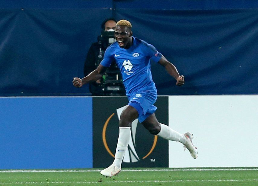 En foto del 18 de febrero del 2021, David Datro Fofana celebra tras anotar el tercer gol en el empate 3-3 en la ronda de dieciseisavos en la Europa League ante 1899 Hoffenheim.