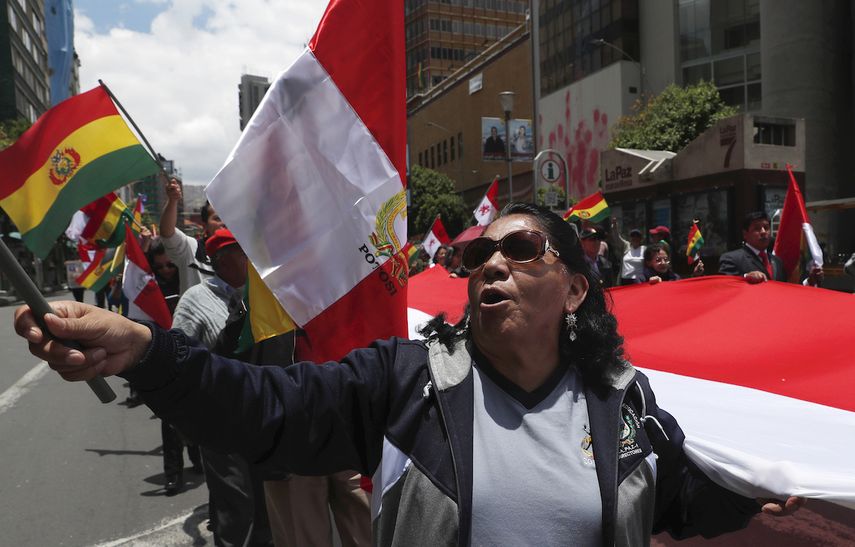 Manifestantes antigubernamentales marchan contra la reelección del presidente Evo Morales en La Paz, Bolivia, el domingo 10 de noviembre de 2019. El presidente Morales llamó a nuevas elecciones presidenciales y a una reforma del sistema electoral el domingo después de que la Organización de los Estados Americanos dijera en un informe preliminar que observó irregularidades en las elecciones del 20 de octubre.&nbsp;