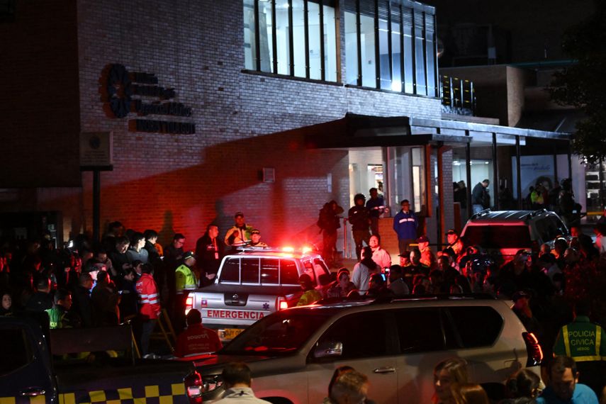 Personas esperan afuera de la Clínica Fundación Santa Fe, donde el senador Miguel Uribe Turbay recibe atención médica tras ser herido de bala en Bogotá el 7 de junio de 2025. El senador colombiano de la oposición de derecha y candidato a las elecciones presidenciales del próximo año, Miguel Uribe Turbay, de 39 años, fue herido de bala en Bogotá el 7 de junio de 2025, según informaron varios medios, mientras que el gobierno denunció un atentado.