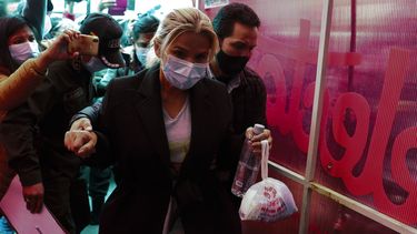 La expresidenta interina de Bolivia, Jeanine Áñez, es escoltada a una comisaría policial después de dar su declaración en la Fiscalía, en La Paz, Bolivia, el sábado 13 de marzo de 2021.
