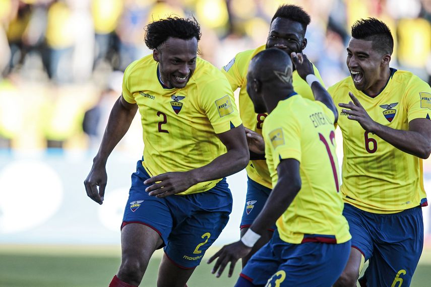 &nbsp;Los jugadores de&nbsp;Ecuador&nbsp;Arturo Mina (izquierda), junto Cristian Noboa (derecha) y Felipe Caicedo (centro) celebran el primer gol ante Venezuela