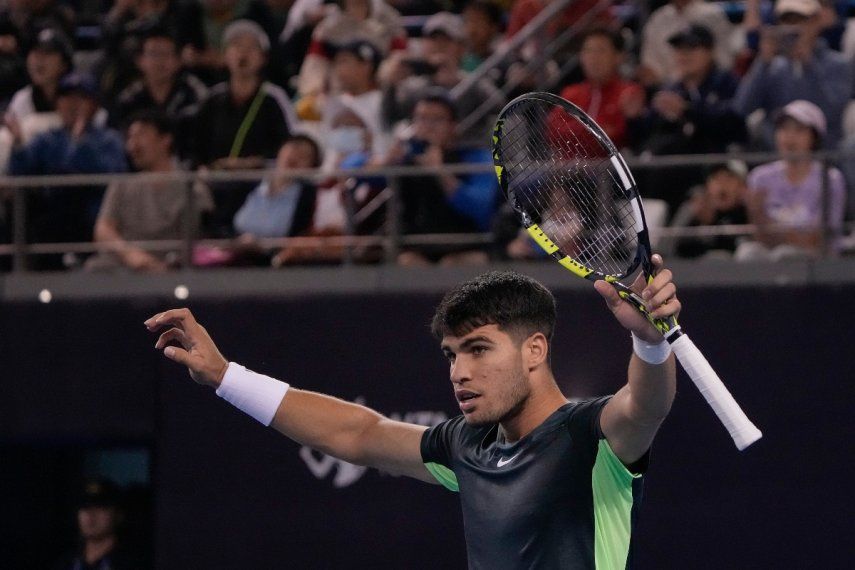 Carlos Alcaraz festeja tras vencer a Casper Ruud en los cuartos de final del Abierto de China, el lunes 2 de octubre de 2023, en Beijing.&nbsp;