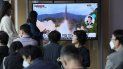 Personas observan un programa de noticias que muestra la imagen de un misil lanzado por Corea del Norte, en la estación de trenes de Seúl, Corea del Sur, el domingo 25 de septiembre de 2022. Personas observan un programa de noticias que muestra la imagen de un misil lanzado por Corea del Norte, en la estación de trenes de Seúl, Corea del Sur, el domingo 25 de septiembre de 2022.