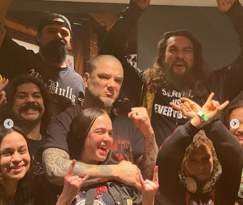 Después del concierto, Momoa estuvo en los camerinos haciéndose fotos con Slayer, el mencionado Scott Ian, Kirk Hammett y Robert Trujillo de Metallica o Les Claypool de Primus.