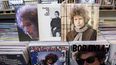 Álbumes del galardonado con el Nobel de Literatura 2016, el cantante estadounidense&nbsp;Bob&nbsp;Dylan&nbsp;en una tienda de música de Múnich, Alemania