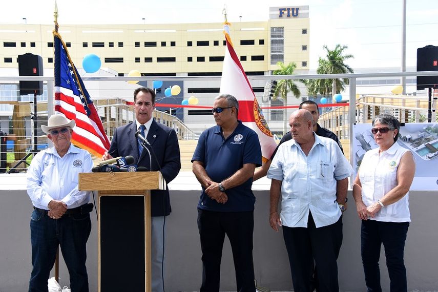 El alcalde de Sweetwater, José Díaz, junto a los miembros de la Comisión de la Ciudad, durante la inauguración del puente calificado como histórico. (Gisselle Santalucci)