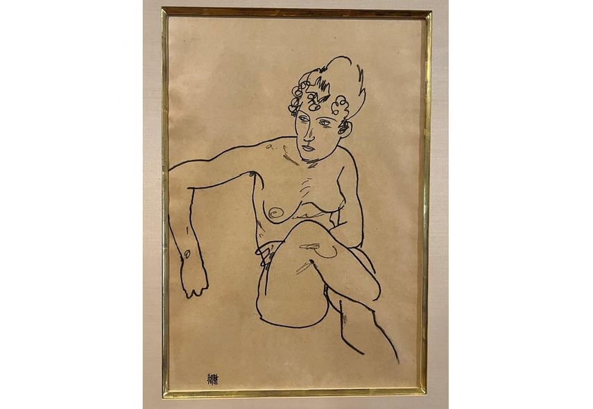 Esta imagen sin fecha publicada por la Oficina del Fiscal de Distrito de Manhattan muestra el dibujo Mujer desnuda sentada, del artista austriaco Egon Schiele. El fiscal estadounidense de Manhattan, Alvin Bragg, anunció el 26 de julio de 2024 que la obra, saqueada por los nazis, iba a ser devuelta a los herederos del coleccionista, actor y artista de cabaret judío Fritz Grünbaum, fallecido en el campo de concentración de Dachau en Enero de 1941.