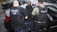 El Servicio de Control de Inmigración y Aduanas de Estados Unidos, un extranjero es arrestado durante un operativo contra inmigrantes no autorizados. 