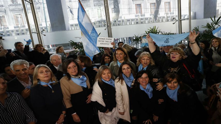 Miembros de diversas organizaciones entregaron en el Congreso argentino 150.000 firmas en contra del proyecto de legalización del aborto