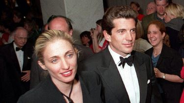 Este archivo del 1 de mayo de 1999 muestra a John F. Kennedy Jr. y a su esposa Carolyn Bessette al salir al final de la cena anual de corresponsales de la Casa Blanca en Washington, D. C., el 1 de mayo.&nbsp;