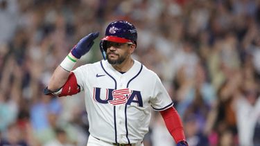 &nbsp;Kyle Schwarber #12 del equipo de Estados Unidos saluda al dugout tras un jonrón de dos carreras en la quinta entrada contra Gran Bretaña durante un partido del Grupo B del Clásico Mundial de Béisbol 2026 en el Daikin&nbsp; Park