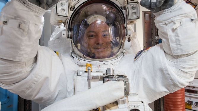 Astronautas caminan fuera de la estación espacial.&nbsp;