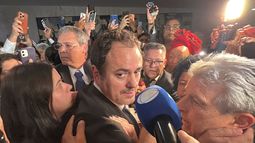 El congresista Glauber Braga (C) es retirado de la Cámara baja del Congreso antes de la votación sobre un proyecto de ley para reducir la condena del expresidente Jair Bolsonaro, en Brasilia, el 9 de diciembre de 2025.