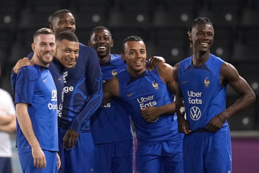 Desde la izquierda, Jordan Veretout, Kylian Mbappé, Marcus Thuram, Ousmane Dembélé, Jules Kounde, y Eduardo Camavinga durante un entrenamiento de la selección de Francia en el Mundial, el viernes 16 de diciembre de 2022, en Doha, Catar.