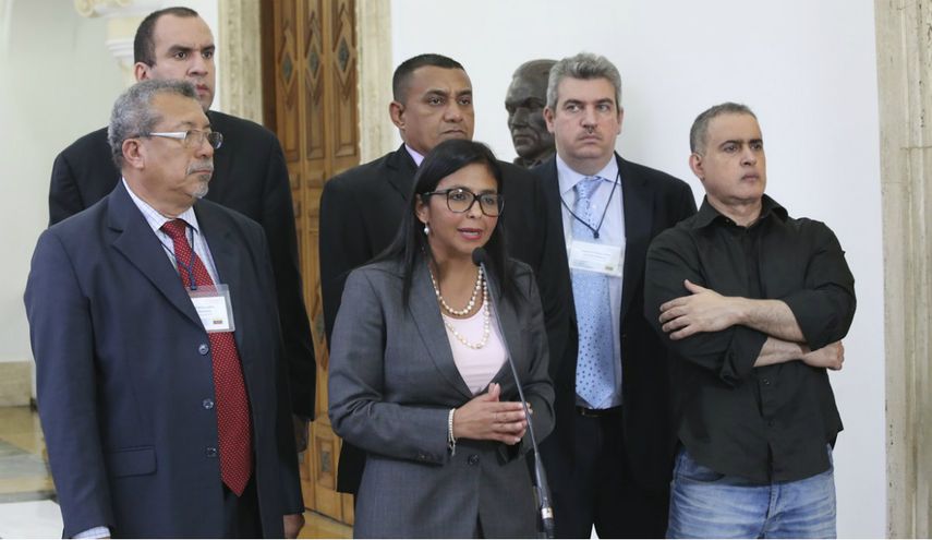 La comisión integrada por la canciller venezolana, Delcy Rodríguez y el Defensor del Pueblo, Tarek William Saab,&nbsp;entregó al Parlasur un informe de la violencia opositora en las protestas que sacuden al país desde hace 69 días.