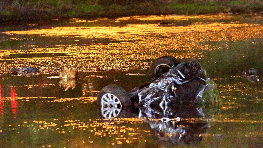 Las autoridades usaron distintas maniobras para sacar el vehículo del agua.&nbsp;