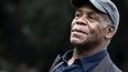 El actor danny Glover.