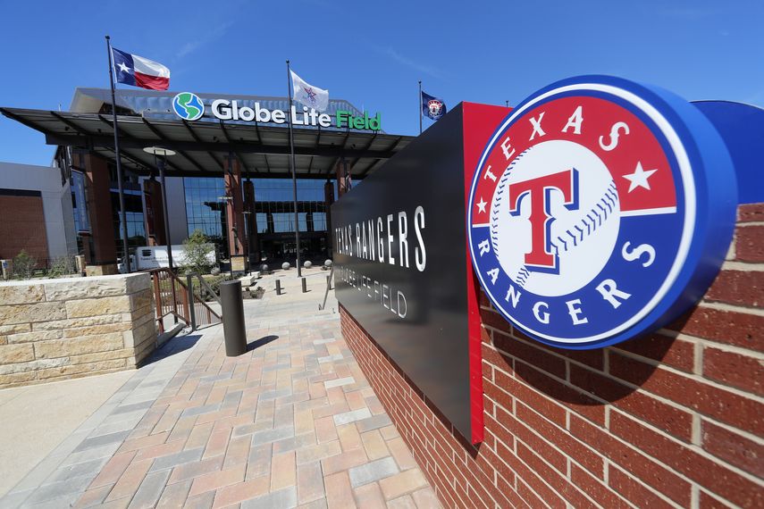 La estrada sureste del nuevo estadio de los Rangers de Texas, el Global Life Field vac&iacute;o un d&iacute;a antes de lo que hubiera sido el inicio de la temporada regular de las Grandes Ligas el mi&eacute;rcoles 25 de marzo del 2020