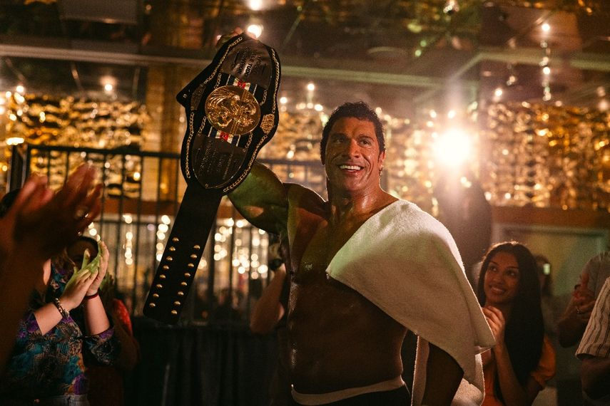 Dwayne Johnson da vida al luchador Mark Kerr en el filme La Máquina.