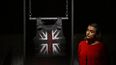 Un miembro del personal de la galería estudia Vest, una obra de arte de acrílico sobre lienzo, velcro y espuma Plastazte de 2019 del artista británico Banksy durante la sesión fotográfica en la casa de subastas Sothebys, en el centro de Londres, el 4 de octubre de 2024, antes de la subasta nocturna contemporánea.