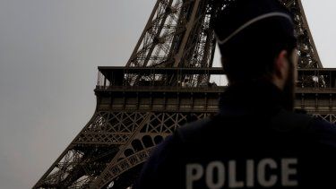 Un policía francés cerca de la Torre Eiffel, el jueves 7 de diciembre de 2023, en París.
