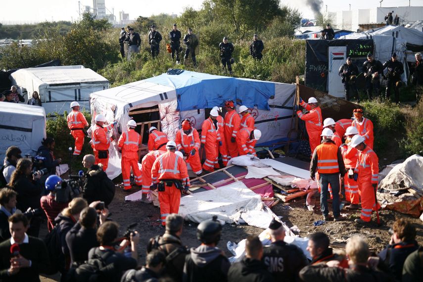 Bomberos y equipos de rescate comienzan a desmentalar el campamento