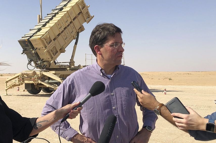 El secretario de Defensa de Estados Unidos, Mark Esper, habla con la prensa en la prensa en la base a&eacute;rea Sultan en Arabia Saud&iacute;, el martes 22 de octubre de 2019.&nbsp;