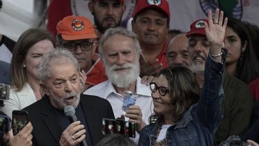 El expresidente brasileño Luiz Inácio Lula da Silva se dirige a sus partidarios mientras su novia Rosangela da Silva alza una mano luego de que él salió de la sede de la Policía Federal en la que estaba encarcelado por cargos de corrupción, en Curitiba, Brasil, el viernes 8 de noviembre de 2019.&nbsp;