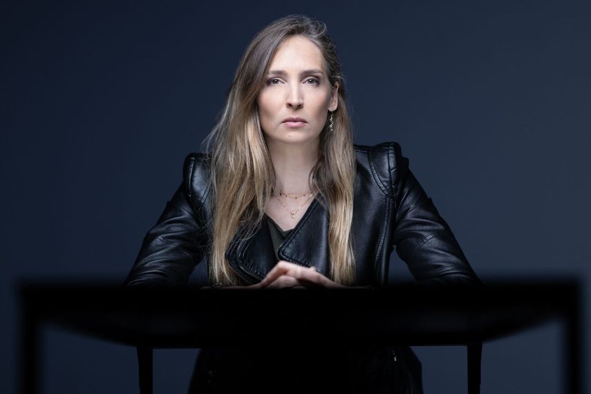 La exmodelo francesa Juliette G. posa durante una sesión de fotos en París el 10 de marzo de 2026.