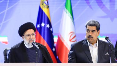 El presidente de Irán, Ebrahim Raisi (izq.), y Nicolás Maduro (der.) participando en un encuentro con jóvenes venezolanos en el Teatro Teresa Carreño de Caracas el 13 de junio de 2023.
