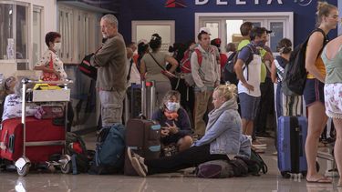Un grupo de turistas espera para abordar sus vuelo en el aeropuerto internacional José Marí, de La Habana, Cuba, el 23 de marzo de 2020.