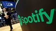 Un punto de operaciones bursátiles muestra el logo de Spotify en la Bolsa de Valores de Nueva York