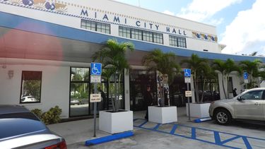 Vista de la entrada principal de la sede de la alcaldía de Miami, en el sur de Florida.