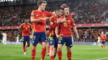 El atacante español Bryan Zaragoza (15) celebra con sus compañeros luego de anotar el tercer gol de su selección en un partido ante Suiza, el 18 de noviembre de 2024.