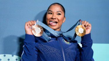 La gimnasta estadounidense Jordan Chiles sostiene sus medallas tras las finales por aparatos en los Juegos Olímpicos de París, el lunes 5 de agosto de 2024