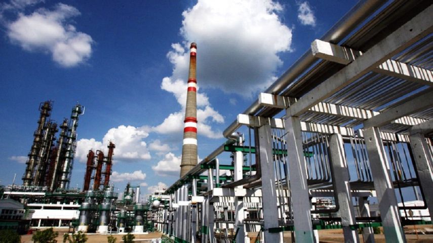 La refinería Camilo Cienfuegos es una empresa mixta constituida en abril de 2006 entre la estatal caribeña Cuvenpetrol S.A. y la venezolana PDVSA.