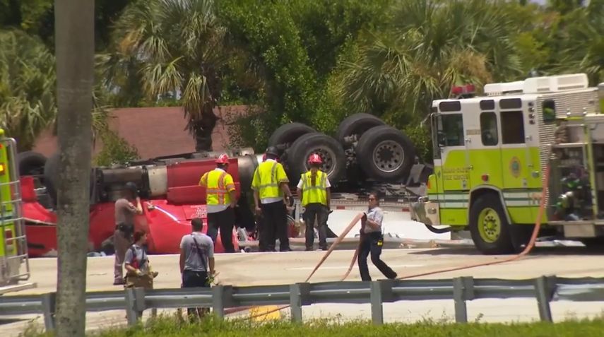 Las autoridades investigan el fatal accidente de un camión que se volvó en el Florida Turnpike.