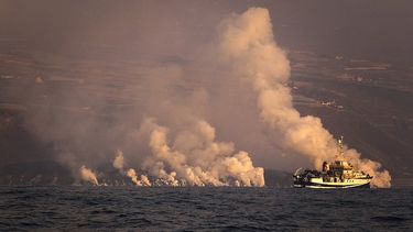 Una nube de gases rodea la lava del volcán en erupción en La Palma al entrar en contacto con el océano Atlántico, en La Palma, Islas Canarias, el 30 de septiembre de 2021.&nbsp;