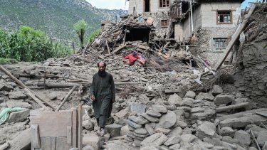 Un afgano pasa junto a una casa dañada tras los terremotos en la aldea de Mazar Dara, en Nurgal, distrito de la provincia de Kunar, en el este de Afganistán, el 1 de septiembre de 2025. Más de 800 personas murieron y más de 2700 resultaron heridas desde la noche del 31 de agosto hasta el 1 de septiembre de 2025 en el este de Afganistán tras un terremoto de magnitud 6, seguido de al menos cinco réplicas que se sintieron a cientos de kilómetros de distancia.&nbsp;