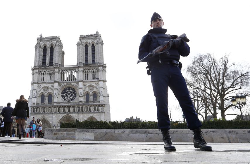 Guardias de seguridad cerca de la Catedral de Notre Dame en Par&iacute;s, el 27 de marzo del 2016.&nbsp;