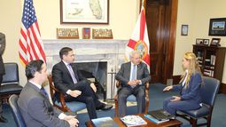 El Congreso de los Estados Unidos aprob&oacute; la Ley de Defensa de Derechos Humanos y Sociedad Civil de Venezuela por primera vez en 2014 y la primera reautorizaci&oacute;n de la misma en julio de 2016.