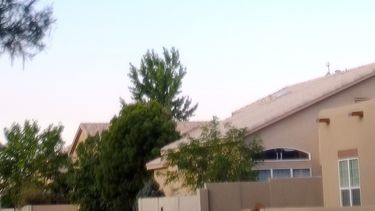 En esta foto del 26 de junio del 2021, se ve un aerostato caer a tierra en Albuquerque, Nuevo México.&nbsp;