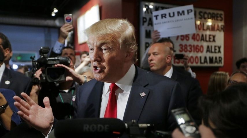 Imagen del presidente electo Donald Trump comversando con la prensa después de un acto de campaña.