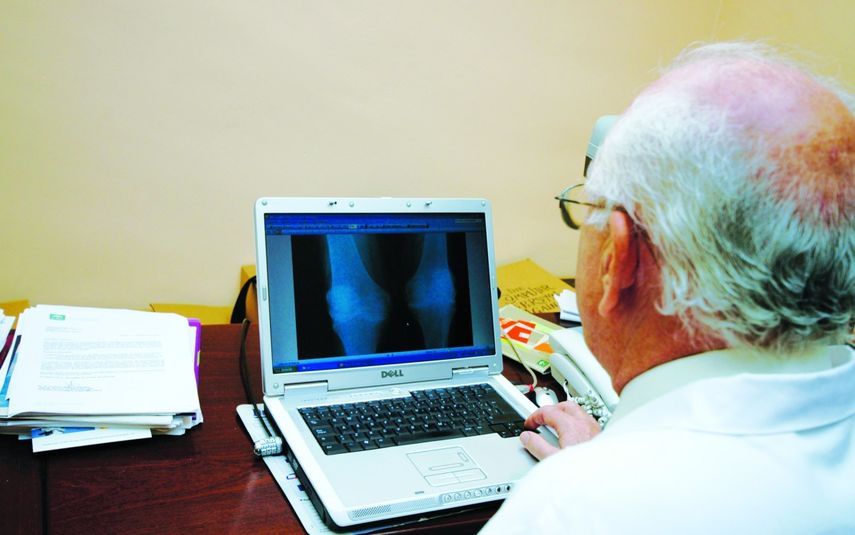 Algunos profesionales de la salud ya han comenzado a utilizar la web para informar a sus pacientes y estar comunicados. (AP)