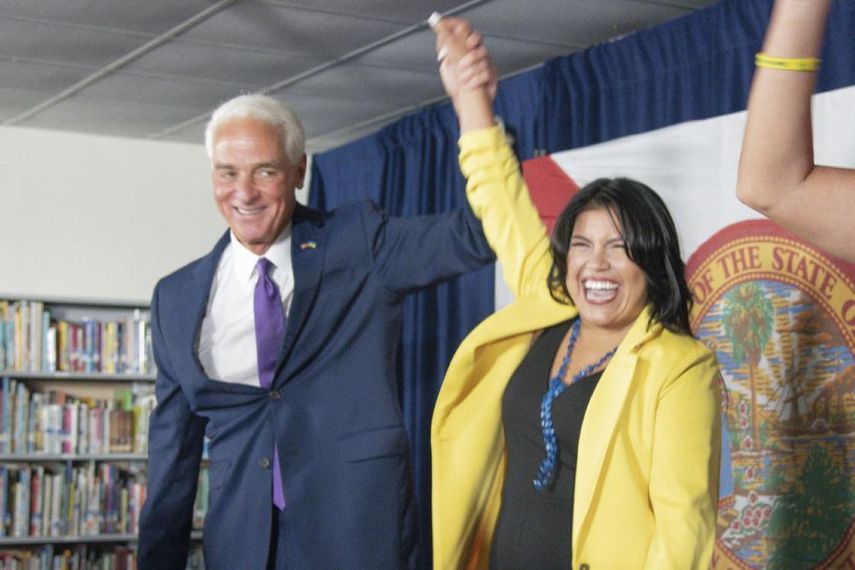 El candidato demócrata Charlie Crist, y la presidenta del sindicato de maestros del condado Miami-Dade, Karla Hernández-Mats.&nbsp;