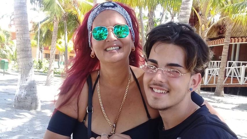 El cubano detenido Michael Carey Abadin (derecha) junto a su madre Yvis.